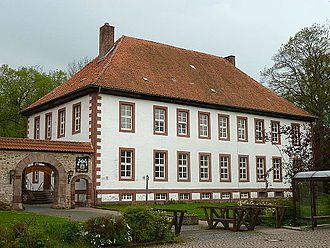 Urheber: Jan Stubenitzky (Dehio) Lizenz: CC BY‑SA 3.0 Germany https://upload.wikimedia.org/wikipedia/commons/thumb/b/bf/Amtshaus_Moringen.jpg/330px-Amtshaus_Moringen.jpg